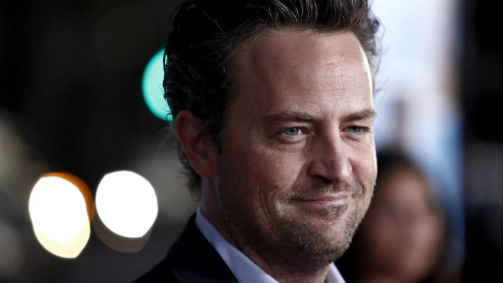 New Yorkers are flocking to the 'Friends' apartment to mourn the death of  Matthew Perry