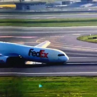 VIDEO: Boeing cargo plane forced to land in Istanbul without front landing gear