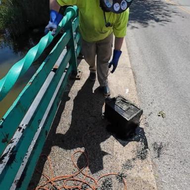 VIDEO: NYC couple discovers safe containing nearly $100,000 while magnet fishing 