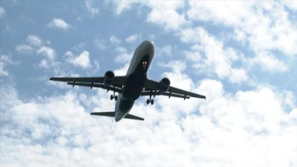 Lingering delays kick off holiday travel rush 