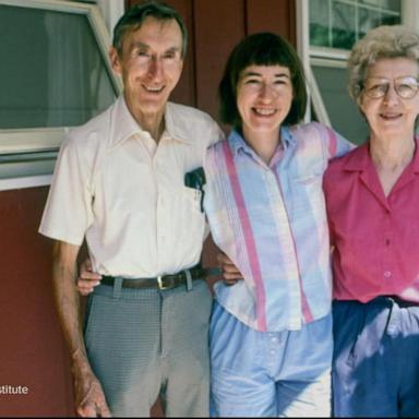 VIDEO: Iowa woman took photos of her parents waving goodbye for 27 years 