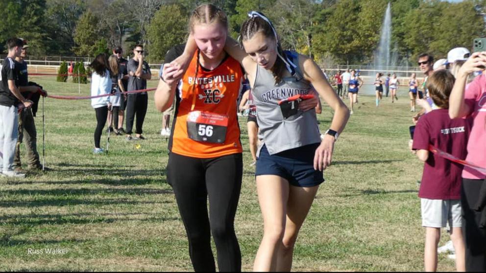 Arkansas runner stops to help fellow student cross finish line 