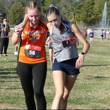 Arkansas runner stops to help fellow student cross finish line 