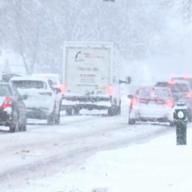 Major airports issue winter weather alerts as holiday travel peaks 