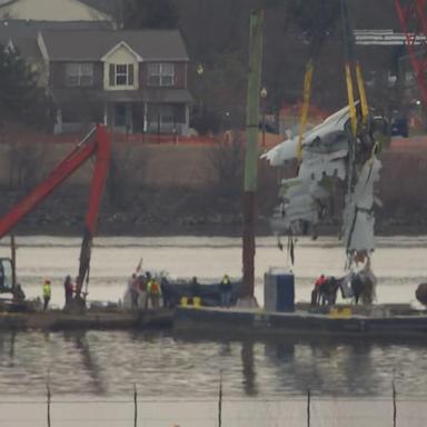 VIDEO: DC plane crash wreckage lifted from Potomac 