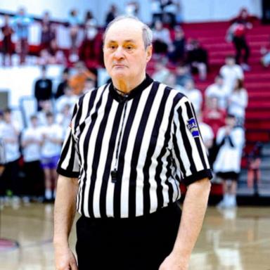 VIDEO: Pennsylvania high school basketball team honors referee's 51-year career 