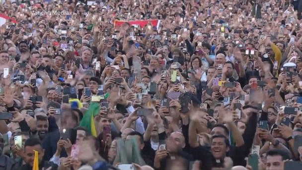 Thousands pack St. Peter's Square to see pontiff emerge