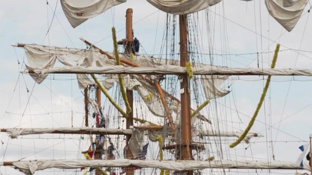 Mexican naval ship crashes into Brooklyn Bridge