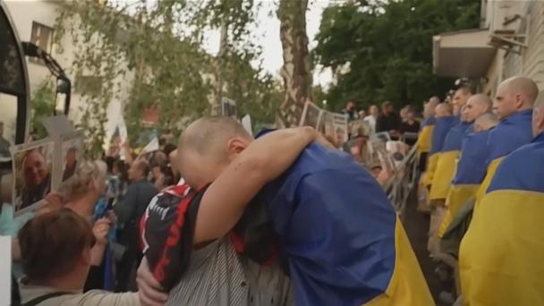Hundreds of prisoners freed as largest exchange between Ukraine & Russia begins
