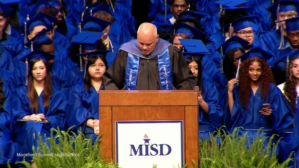 VIDEO: David Muir shares Texas high school principal's surprise from graduating class