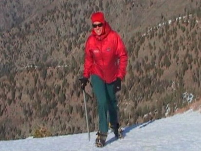 VIDEO: Woman doesnt let rare disease keep her from reaching top of Mt. Everest.