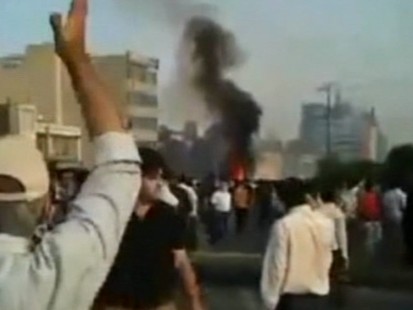 VIDEO: Police push back protestors in Iran