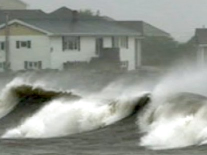 VIDEO: Rogue Wave Pulls Onlookers Into Atlantic