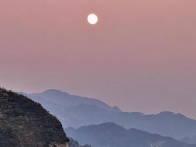 A cliff that looks like a puppy resting by the Yangtze River delights people in China