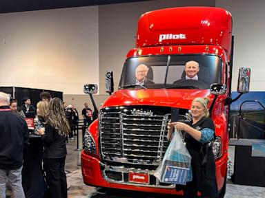 Winner pays $9M in charity auction for lunch with Warren Buffett, Stephen Curry