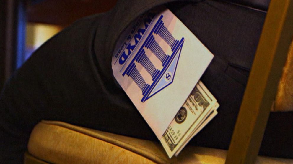 VIDEO: What Would You Do: A woman keeps a strangers forgotten money