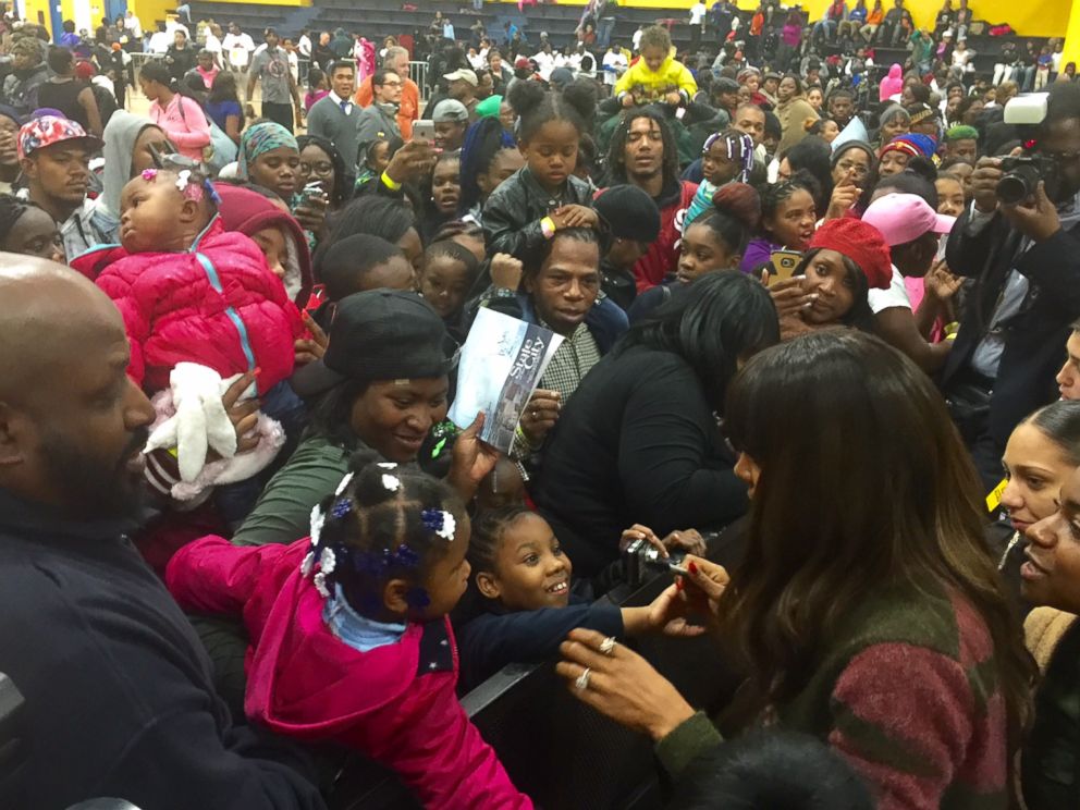 PHOTO: Recording Artist Kelly Rowland greets fans at the John F. Kennedy Recreation Center in Newark, N.J., Oct. 28, 2015