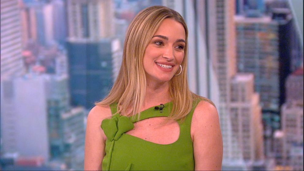 Video 'Ginny & Georgia' star Brianne Howey on the show tackling tough  issues facing teens - ABC News