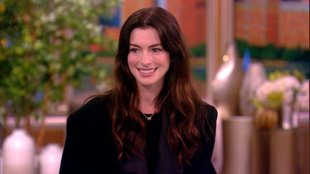 Anne Hathaway Shows Us How to Amp Up Our Scarf Game